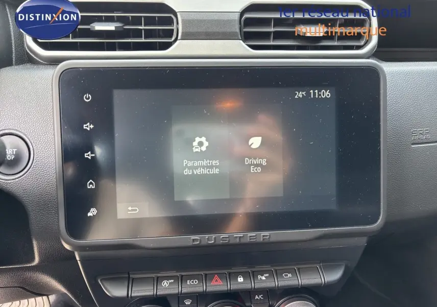 Écran tactile central du Dacia Duster 2024 noir, vue frontale du tableau de bord avec commandes climatisation et démarrage.