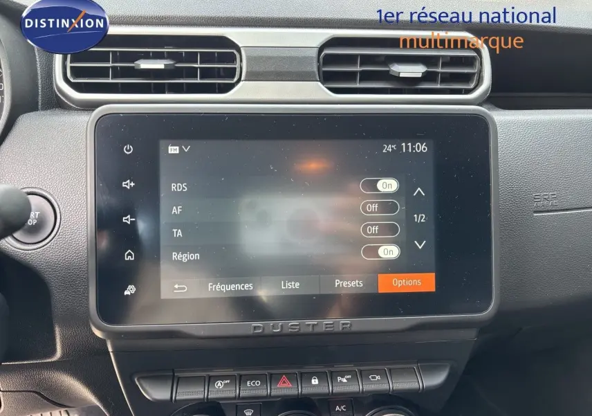 Vue rapprochée de l’écran tactile central noir du tableau de bord du Dacia Duster Journey 2024.