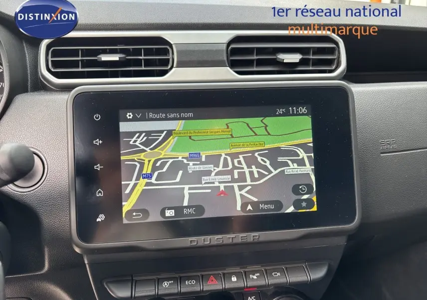 Vue rapprochée de l’écran tactile central du tableau de bord du Dacia Duster noir, affichant un GPS en fonctionnement.