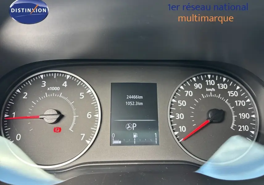 Gros plan sur le rétroviseur extérieur gauche du Dacia Duster noir 2024, avec affichage d'alerte d'angle mort visible.