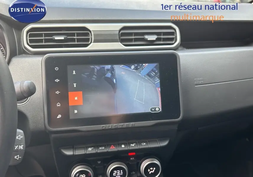 Vue intérieure du tableau de bord du Dacia Duster noir 2024, écran tactile affichant la caméra de recul.