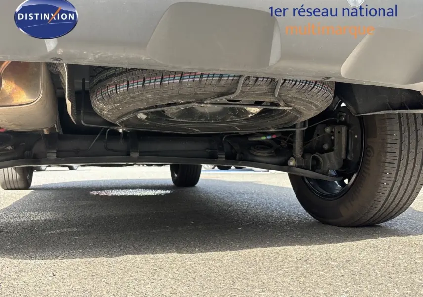 Vue intérieure du tableau de bord du Dacia Duster noir 2024, écran tactile affichant la caméra 360° en marche.