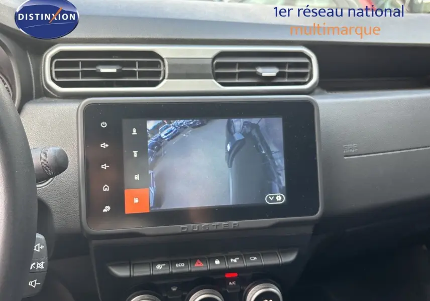 Vue en contre-plongée sous le Dacia Duster noir 2024, montrant la roue de secours et le train arrière.