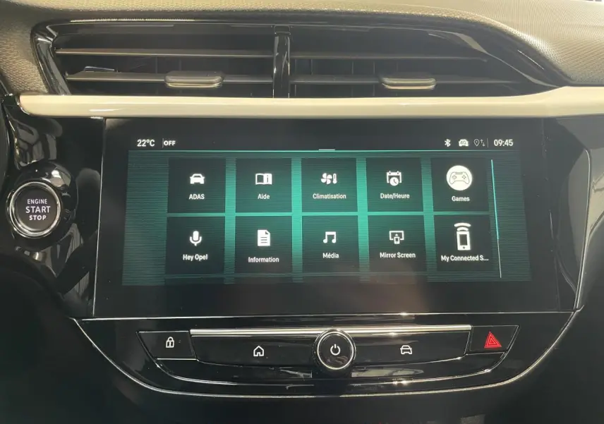 Écran tactile 10 pouces central de l’Opel Corsa blanc, vue frontale du système multimédia et commandes.