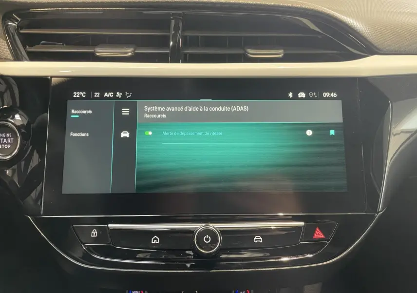 Écran tactile central affichant le système d'aide à la conduite dans l'habitacle d'une Opel Corsa blanche.