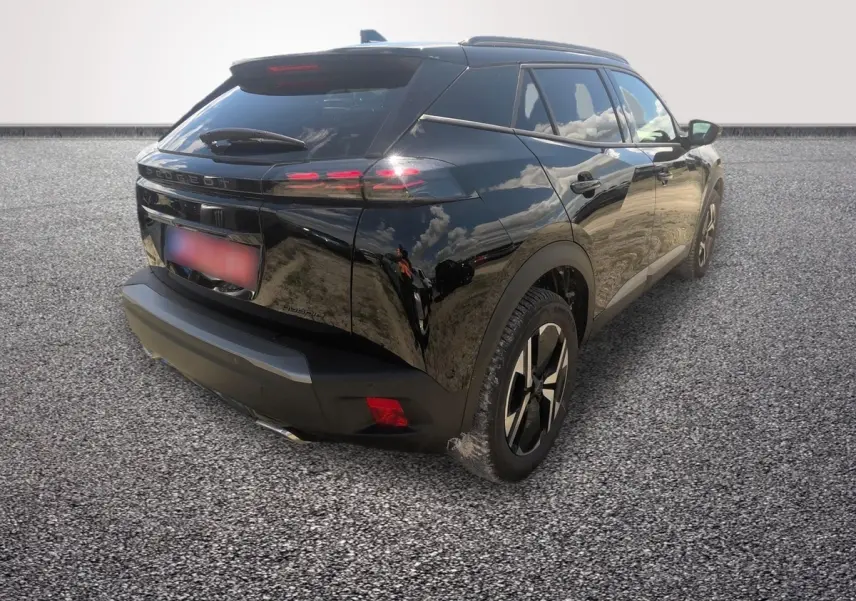 Peugeot 2008 Hybrid 145 e-DCS6 GT noir vue 3/4 arrière droit, avec feux LED et jantes distinctives.