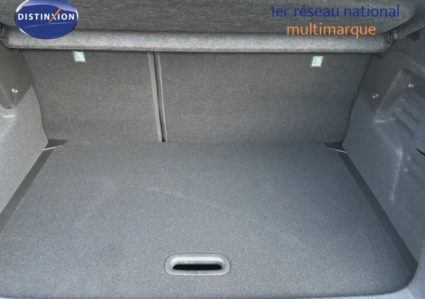 Vue intérieure du coffre spacieux et tapissé en gris foncé du Renault Captur blanc nacré 2025, version hybride.