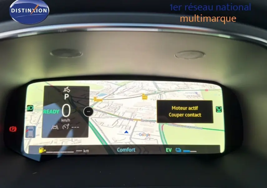 Tableau de bord numérique du Renault Captur 2025 affichant la navigation et l'état moteur, vue frontale rapprochée.