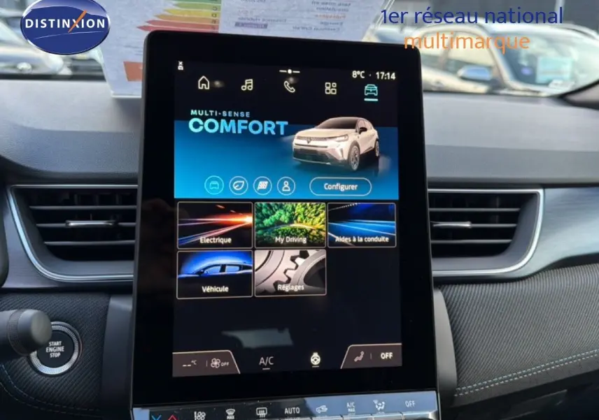 Écran tactile central du tableau de bord du Renault Captur blanc nacré, affichant le mode de conduite Confort.