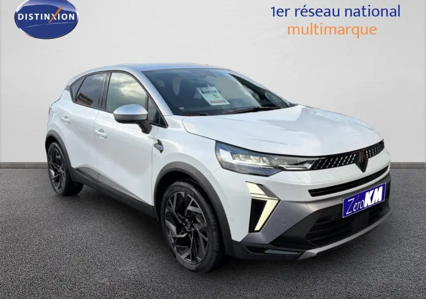 Renault Captur 2025 blanc nacré avec toit gris, vue 3/4 avant droit, jantes noires et feux LED distinctifs.