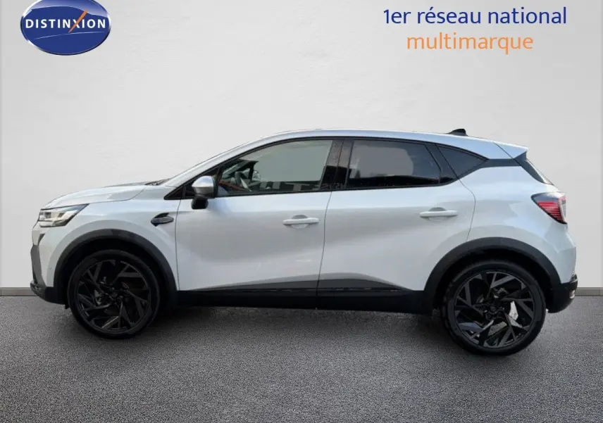 Profil droit du Renault Captur blanc nacré avec toit gris, jantes noires et lignes modernes distinctives.