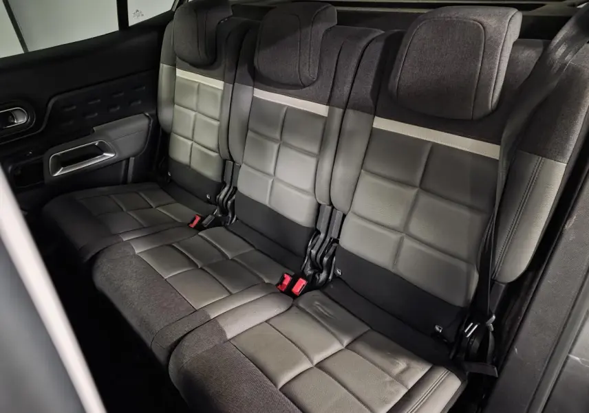 Vue intérieure du siège arrière trois places en cuir grainé gris et tissu gris du Citroën C5 Aircross 2019.