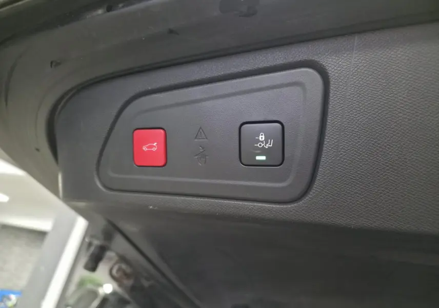 Gros plan sur les boutons de commande du hayon électrique du coffre du Citroën C5 Aircross gris.