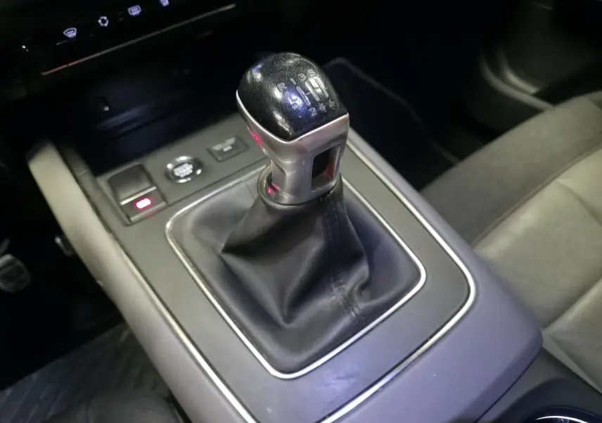 Le levier de vitesse manuel en cuir noir du Citroën C5 Aircross 2019, vue rapprochée de la console centrale.