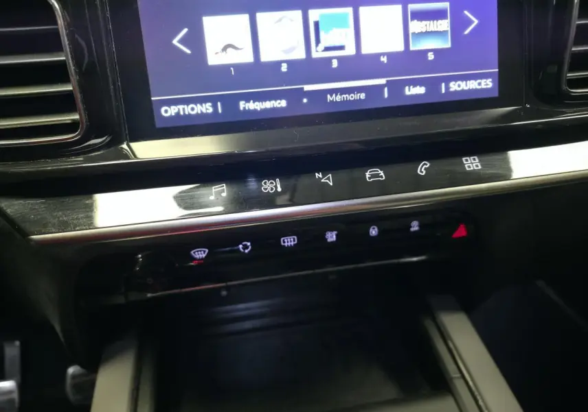 Vue rapprochée de la console centrale tactile et des commandes de climatisation du Citroën C5 Aircross gris.