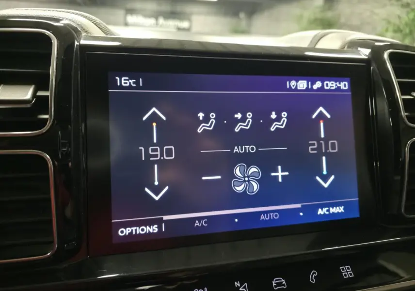 Écran tactile central du tableau de bord du Citroën C5 Aircross gris, affichant la climatisation automatique bi-zone.