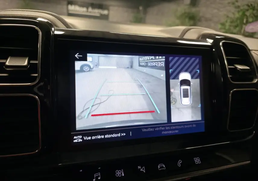 Écran central du tableau de bord affichant la caméra de recul et la vue 360° du Citroën C5 Aircross gris