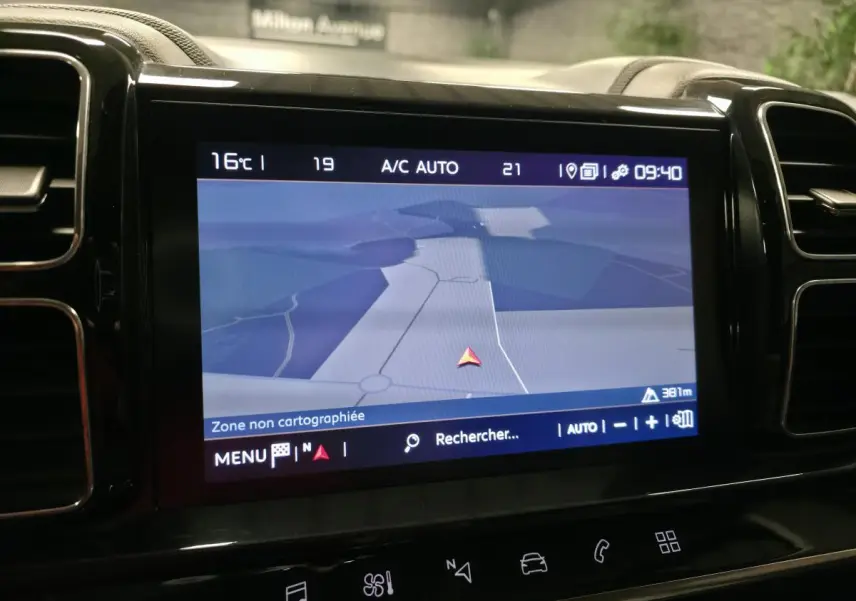 Écran tactile central du tableau de bord du Citroën C5 Aircross 2019 affichant la navigation GPS.