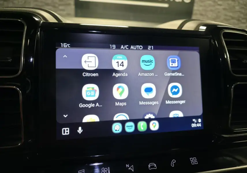 Écran tactile central du Citroën C5 Aircross 2019 montrant l'interface multimédia avec applications connectées.