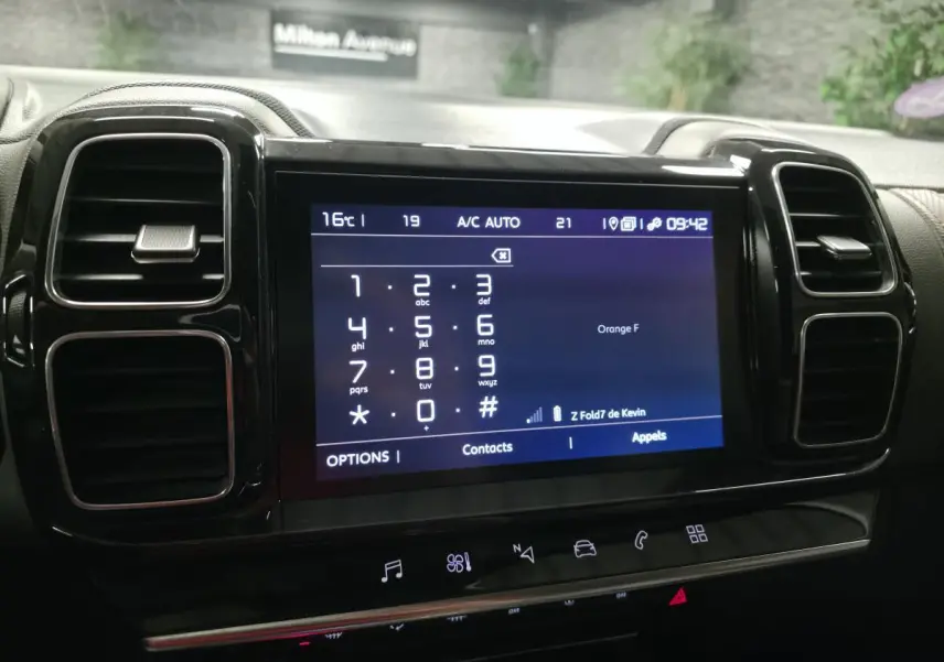 Écran tactile central du tableau de bord du Citroën C5 Aircross gris, affichant le clavier téléphonique et commandes multimédia.