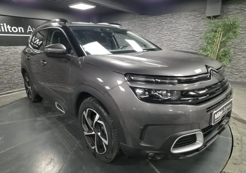 Citroën C5 Aircross gris métallisé en 3/4 avant droit avec calandre noire brillante et jantes alliage 18 pouces.