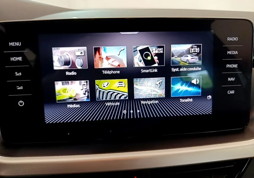 Écran tactile central du Skoda Kamiq 2022 affichant les menus radio, téléphone, SmartLink, navigation et aide à la conduite.