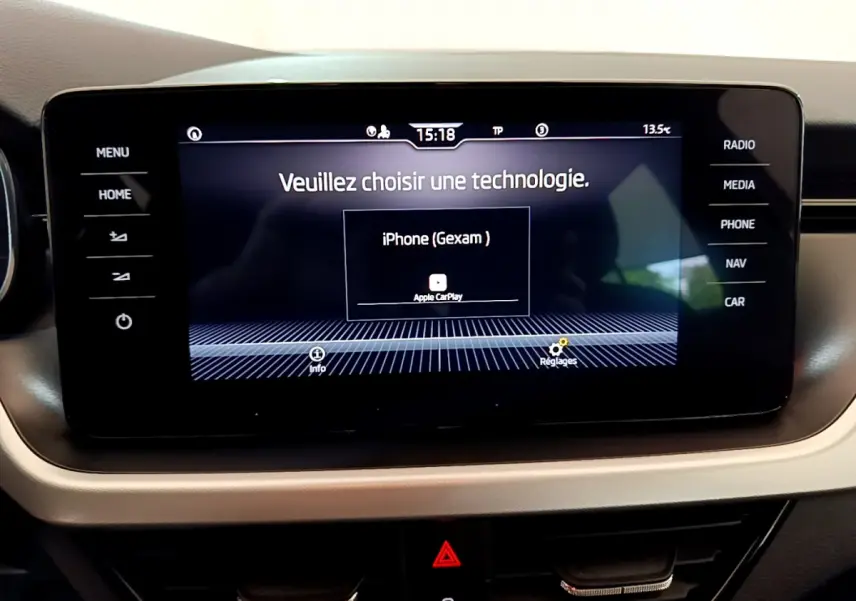 Écran tactile central du tableau de bord du Skoda Kamiq 2022, affichant la connexion Apple CarPlay.