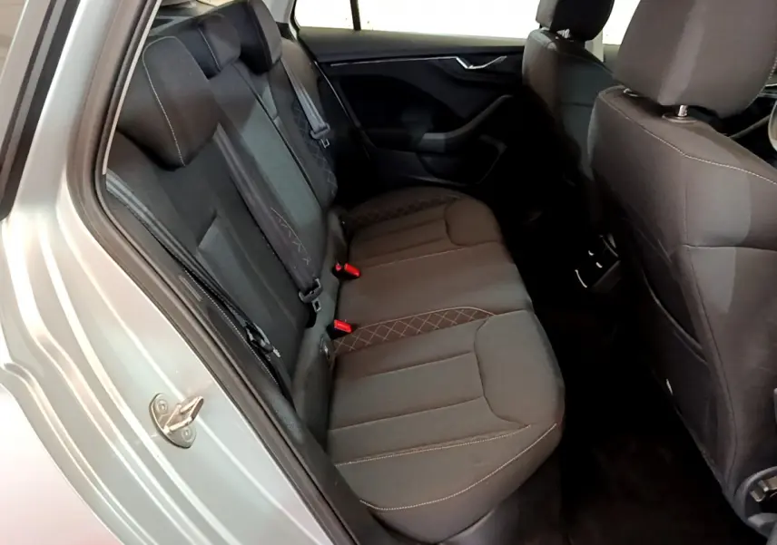 Vue intérieure côté gauche sur la banquette arrière noire avec surpiqûres du Skoda Kamiq gris clair 2022.
