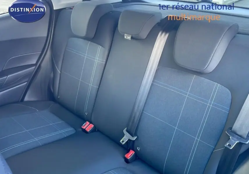 Vue intérieure sur les sièges arrière noirs avec inserts tissu à carreaux bleus de la Ford Fiesta blanche de 2020.