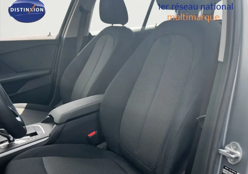 Vue intérieure côté gauche des sièges avant en tissu gris foncé d'une BMW Série 1 116i 2022 couleur Frozen Pure Grey.