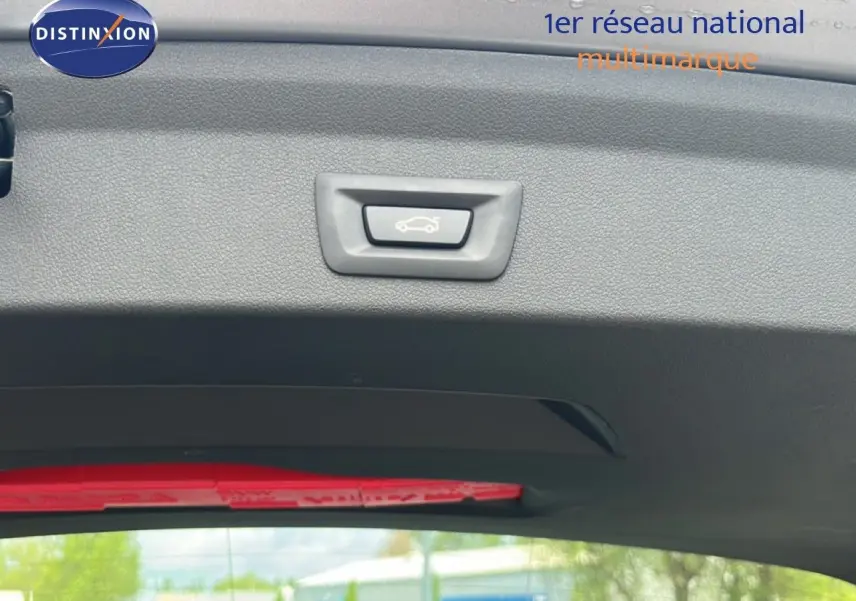 Bouton d'ouverture du coffre sur le hayon d'une BMW Série 1 116i 2022, couleur Frozen Pure Grey.