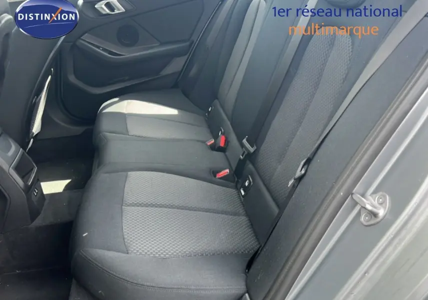 Vue intérieure côté droit des sièges arrière en tissu gris foncé d’une BMW Série 1 116i 2022.