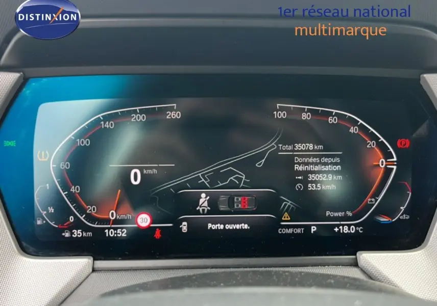 Écran tactile du système iDrive de la BMW Série 1 116i 2022, affichant les réglages de conduite et d’éclairage.