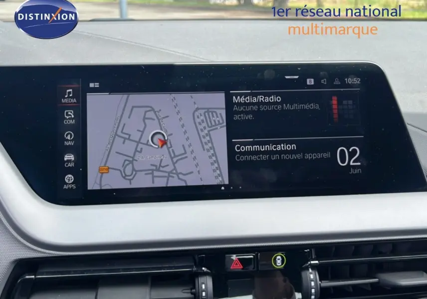 Écran central tactile de la BMW Série 1 116i 2022, affichant les applications connectées dans un intérieur gris noir.
