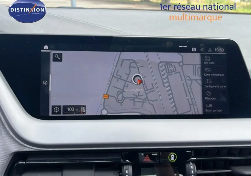 Gros plan sur le volant en cuir noir de la BMW Série 1 116i 2022, avec commandes intégrées et tableau de bord gris.