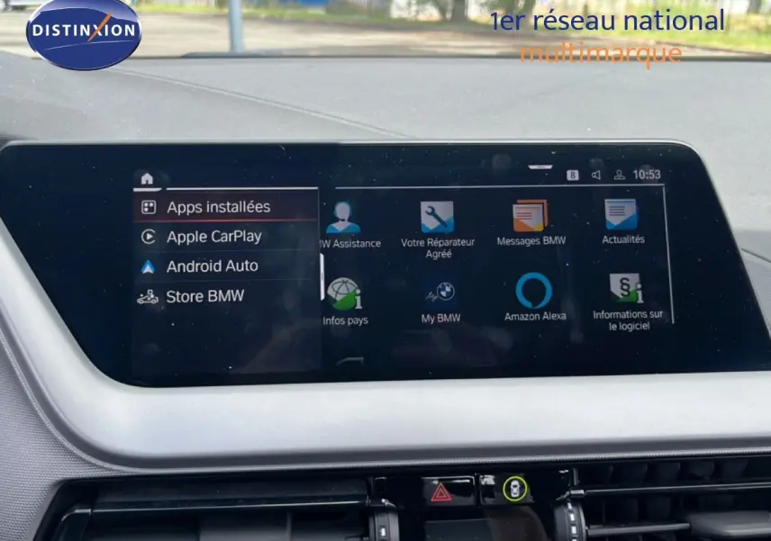 Gros plan sur le commodo gauche du volant d’une BMW Série 1 116i 2022 en Frozen Pure Grey, intérieur gris noir.