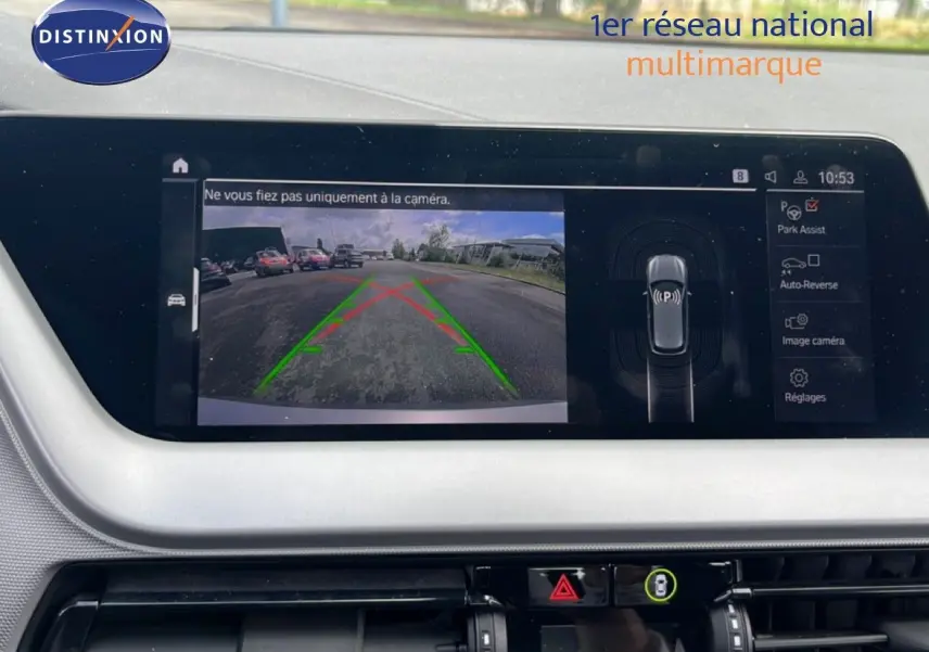 Gros plan sur le tableau de bord numérique d'une BMW Série 1 116i 2022, affichant la vitesse et la navigation.