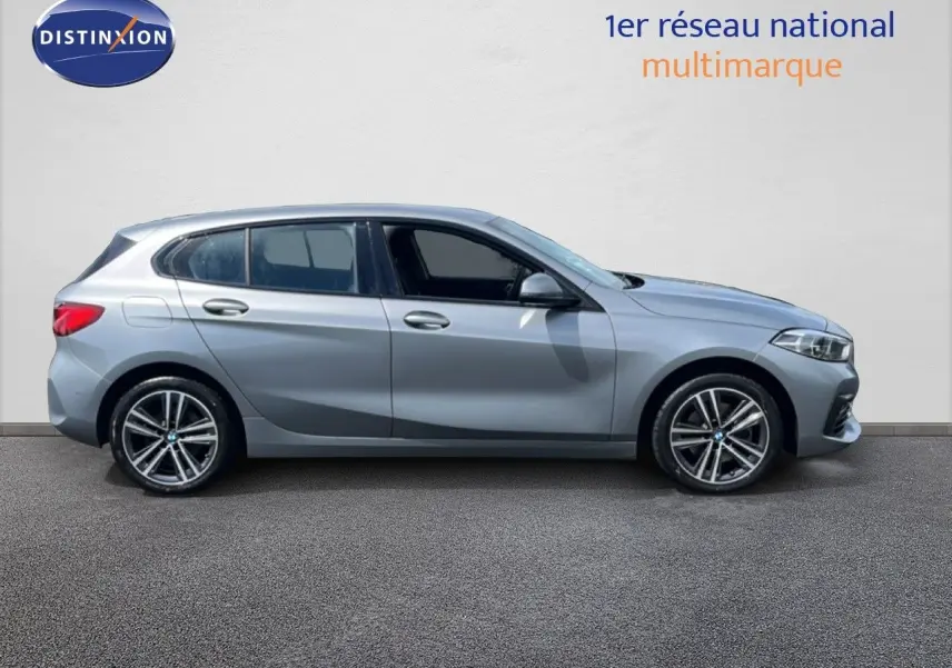 Profil droit d'une BMW Série 1 116i 2022 en gris Frozen Pure, avec jantes alliage et lignes épurées.