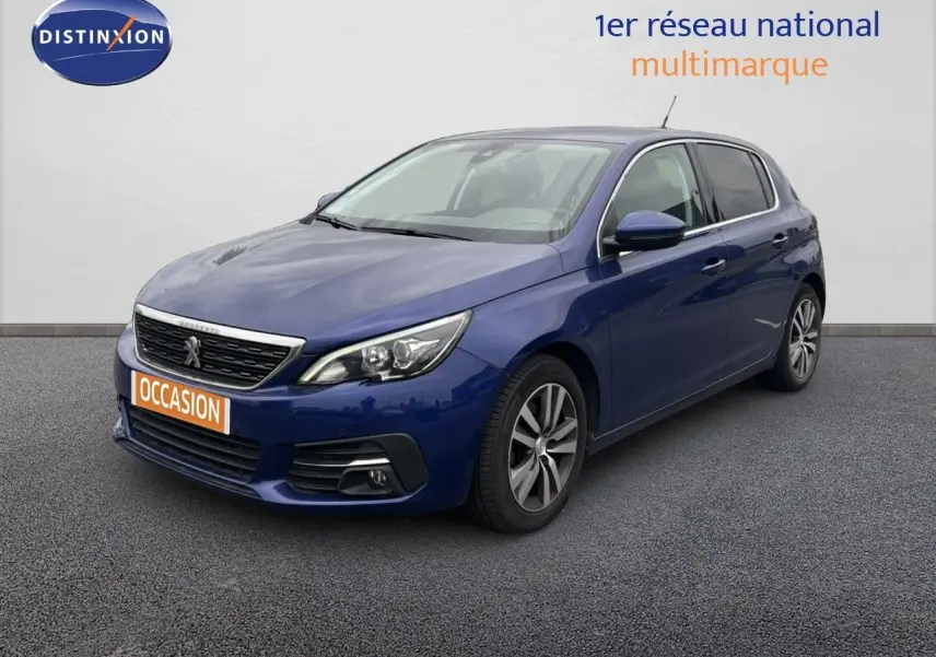 Peugeot 308 bleu Magnetic vue 3/4 avant droit, mettant en valeur ses phares et jantes alliage.
