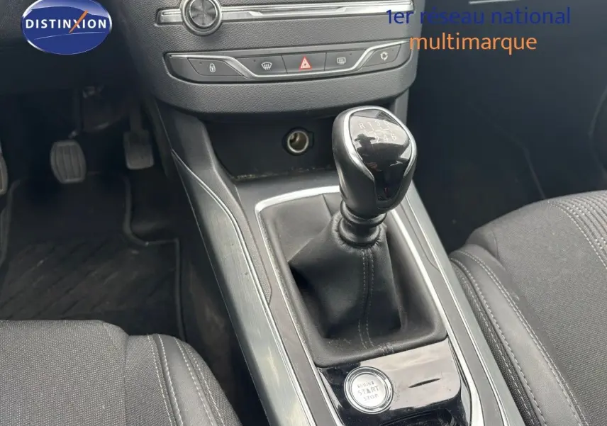 Gros plan sur la console centrale et levier de vitesse manuelle d'une Peugeot 308 2020, intérieur noir.