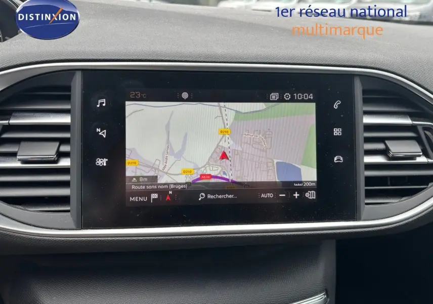 Écran tactile central avec navigation GPS affichée dans l'habitacle d'une Peugeot 308 Bleu Magnetic de 2020.