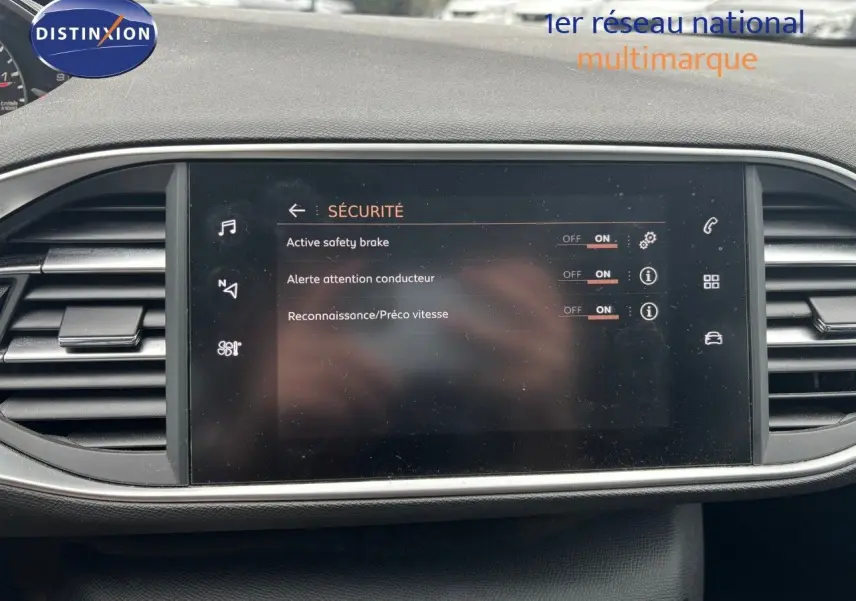 Écran tactile central affichant les options de sécurité dans l'habitacle d'une Peugeot 308 Bleu Magnetic de 2020.