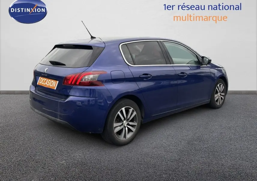 Peugeot 308 Bleu Magnetic vue 3/4 arrière côté gauche, avec feux arrière distinctifs et jantes alliage.