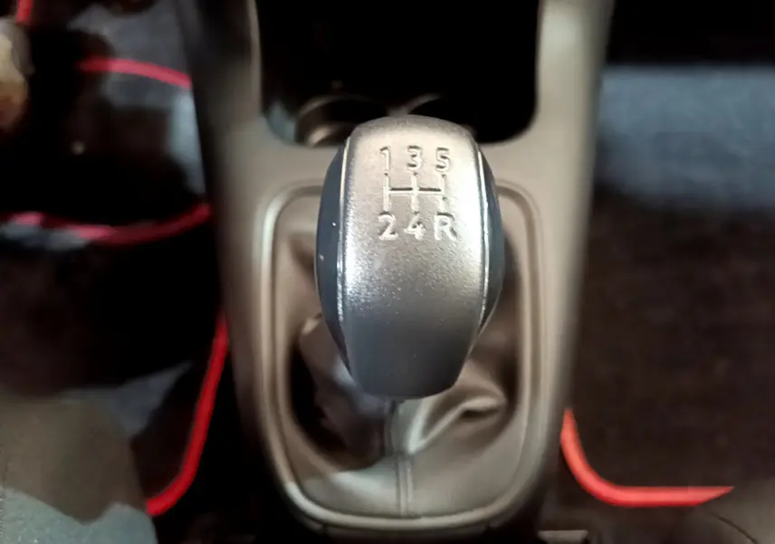 Le levier de vitesses manuel gris de la Citroën C3 PureTech 68 BVM Live, vue de dessus centrée.