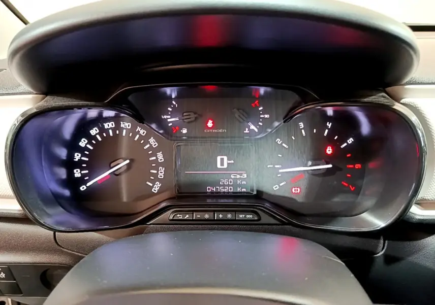 Vue rapprochée du tableau de bord de la Citroën C3 PureTech 68 BVM Live 2018 avec affichage numérique et compte-tours analogique.