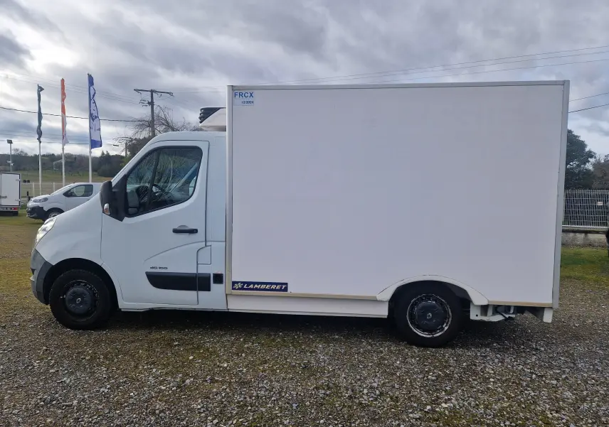 Vue de profil côté gauche d’un Renault Master blanc avec cellule frigorifique Lamberet et marquage FRCX sur la caisse.