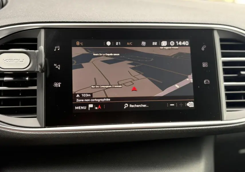 Écran tactile central avec navigation GPS dans l'habitacle d'une Peugeot 308 blanc nacré de 2019
