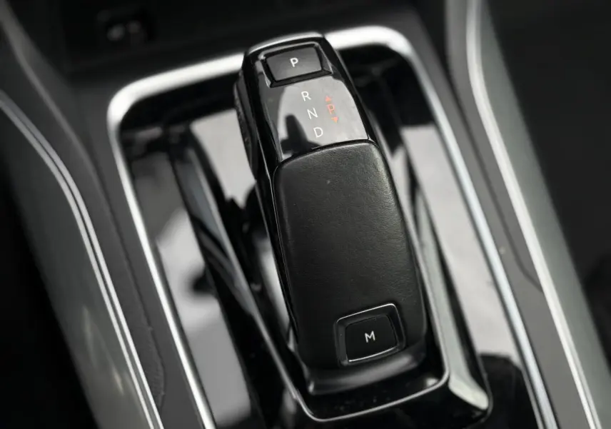 Le levier de vitesses automatique noir de la Peugeot 308 1.2 PureTech 130 Allure, vue rapprochée intérieure.