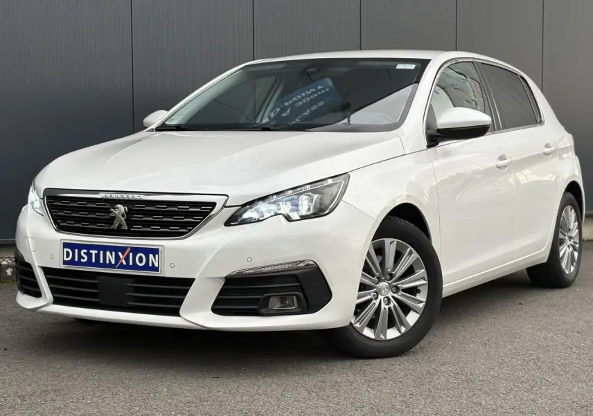 Peugeot 308 blanc nacré vue 3/4 avant droit avec projecteurs LED et jantes alliage 16 pouces.