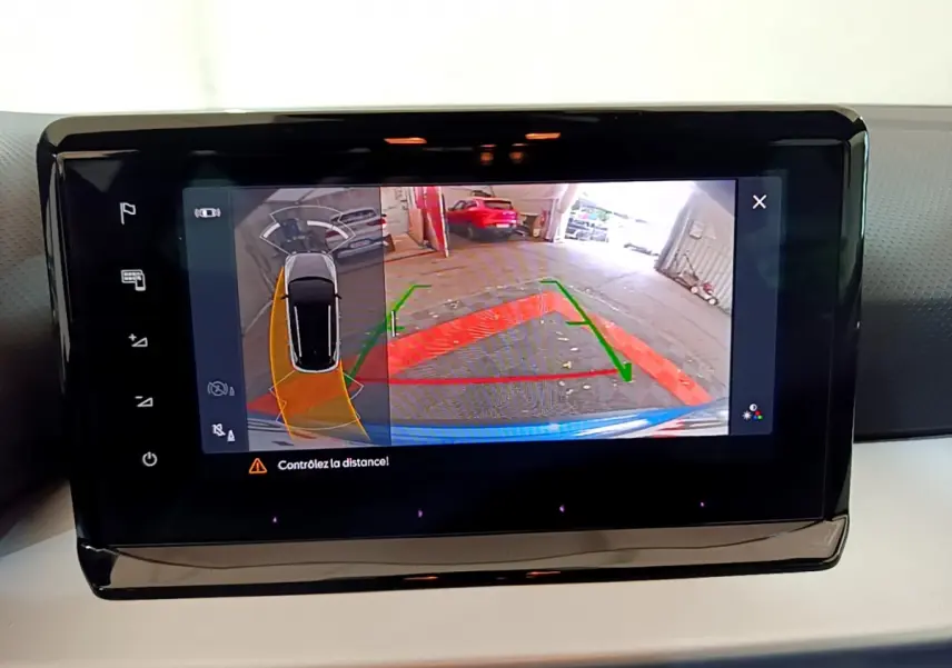 Écran tactile affichant la caméra de recul et vue 360° du véhicule bleu SEAT Arona en stationnement.